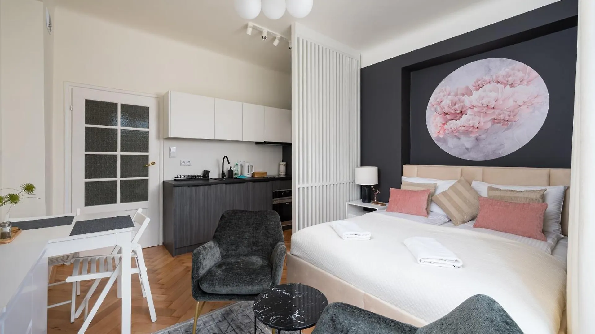 Heart Of Warsaw Apartment